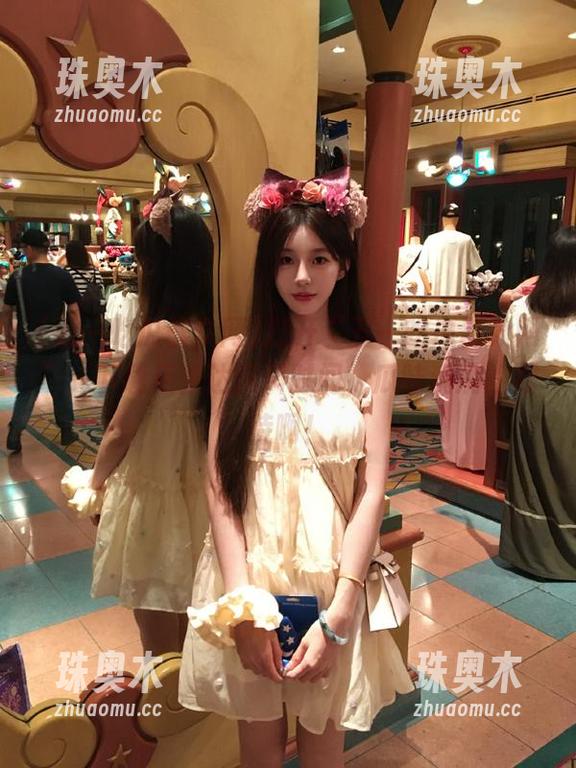 打开“五一吃瓜群众网”，下载后直达爆料时间，瓜味满满的期待啊！