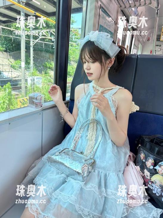 “黑料不打烊tttzzz”发布的微妙入口，潜伏的八卦随时可能来一场“花式见面”！